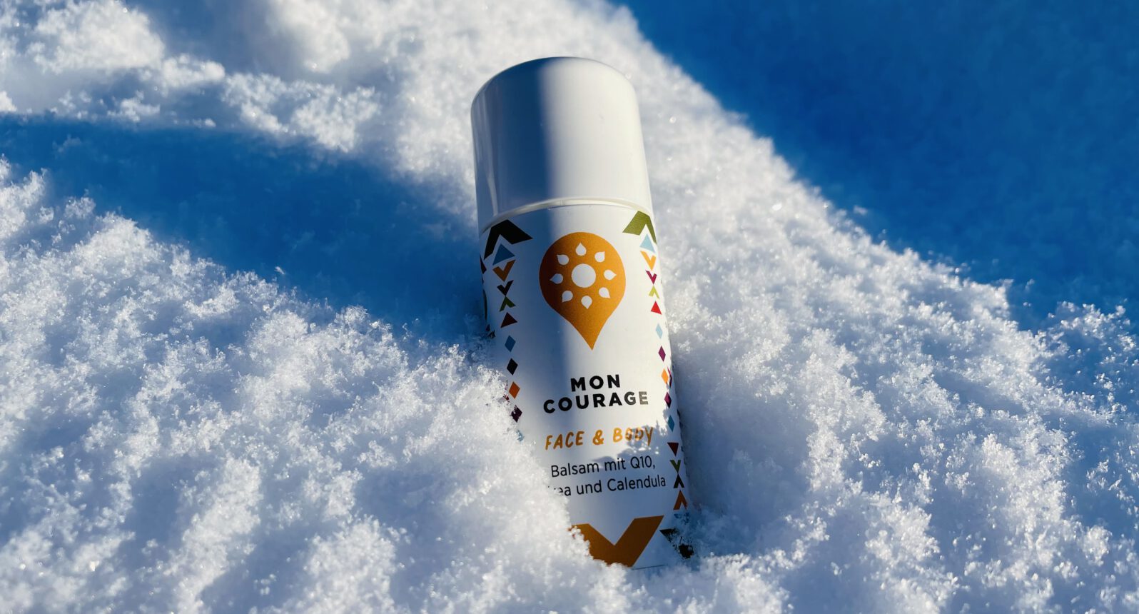 Mon Courage Stock im Schnee