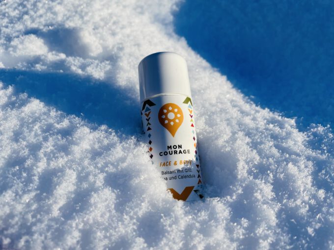 Mon Courage Stock im Schnee