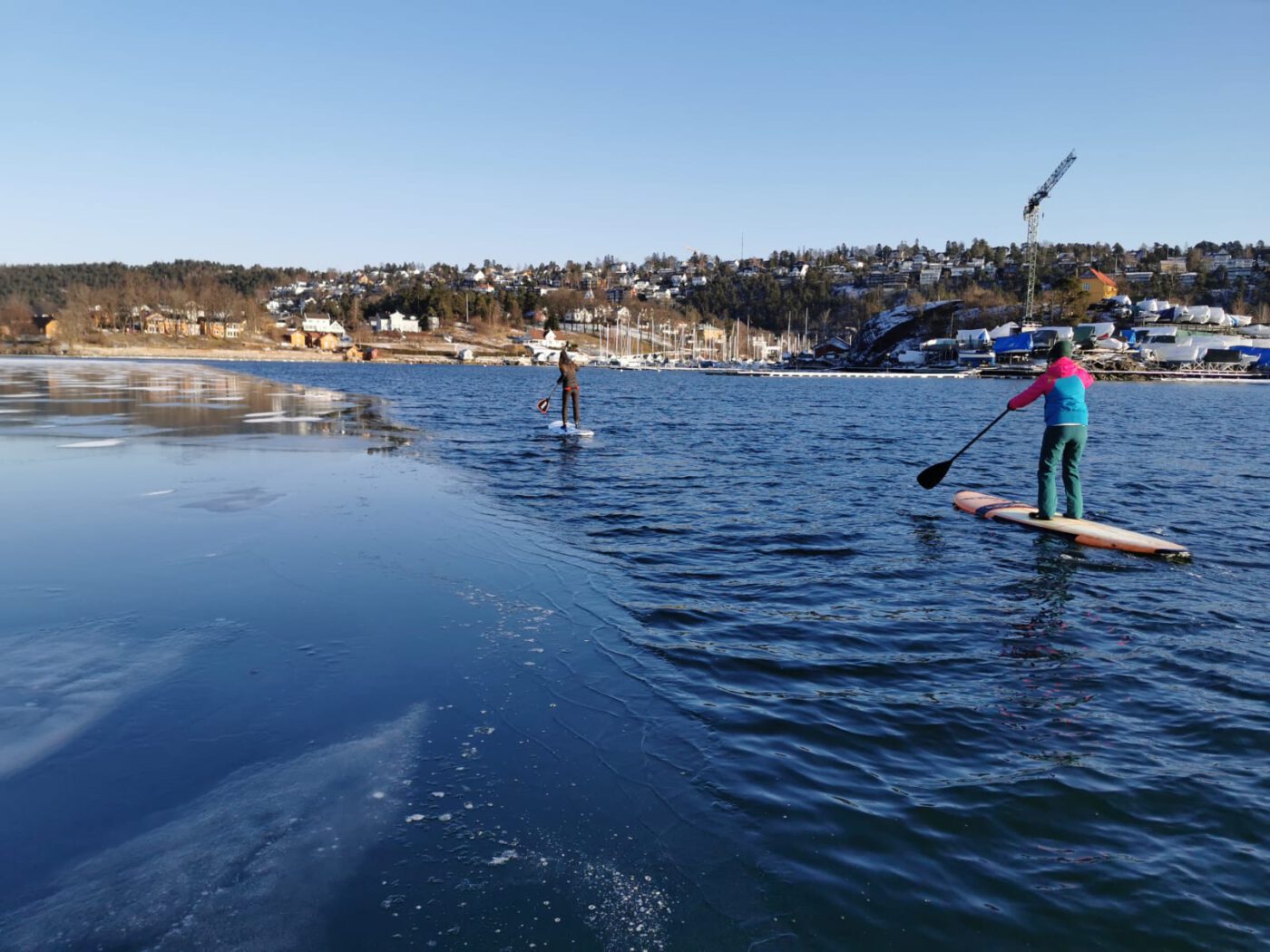 Neue Hobbies: SUP auf dem zugefrorenen Oslo Fjord