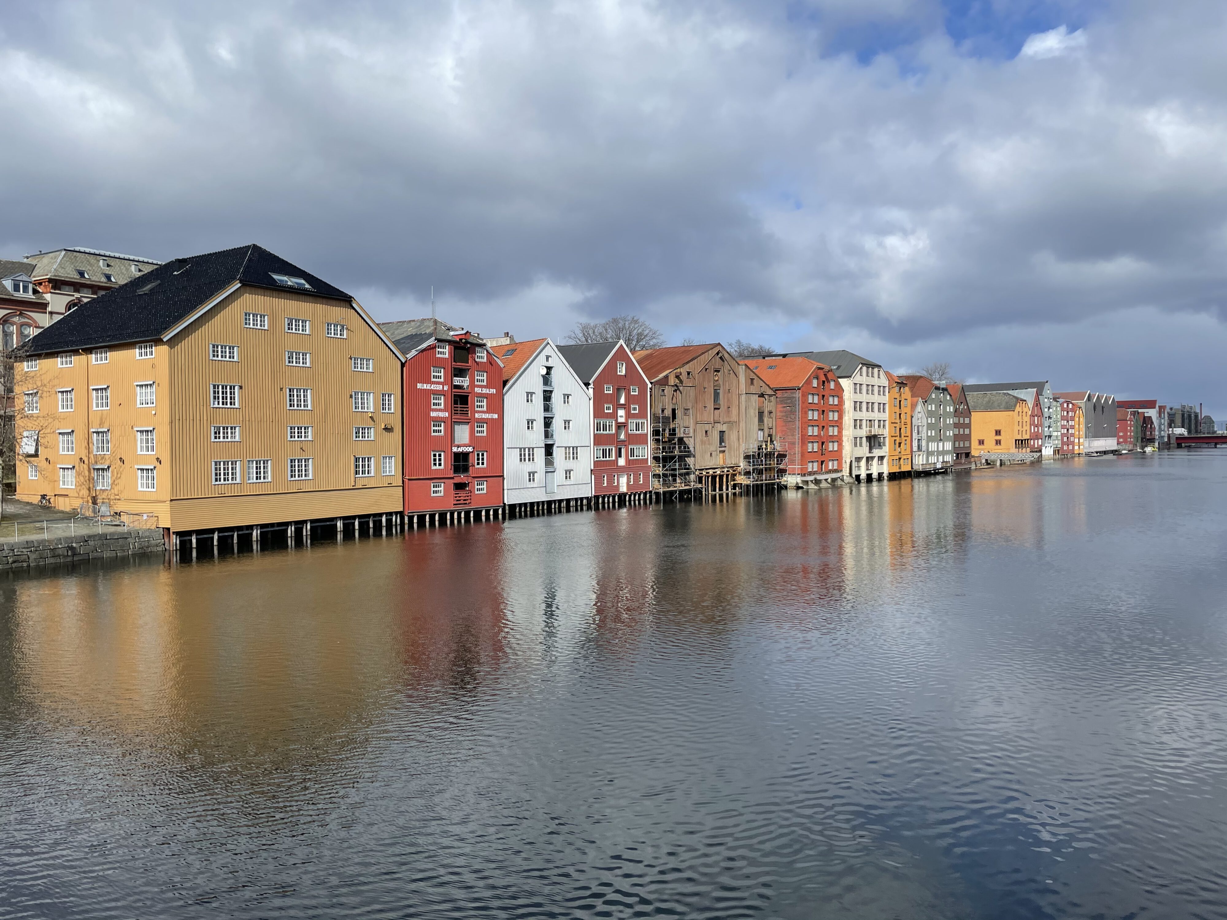 Trondheim Häuserreihe am Nidelva